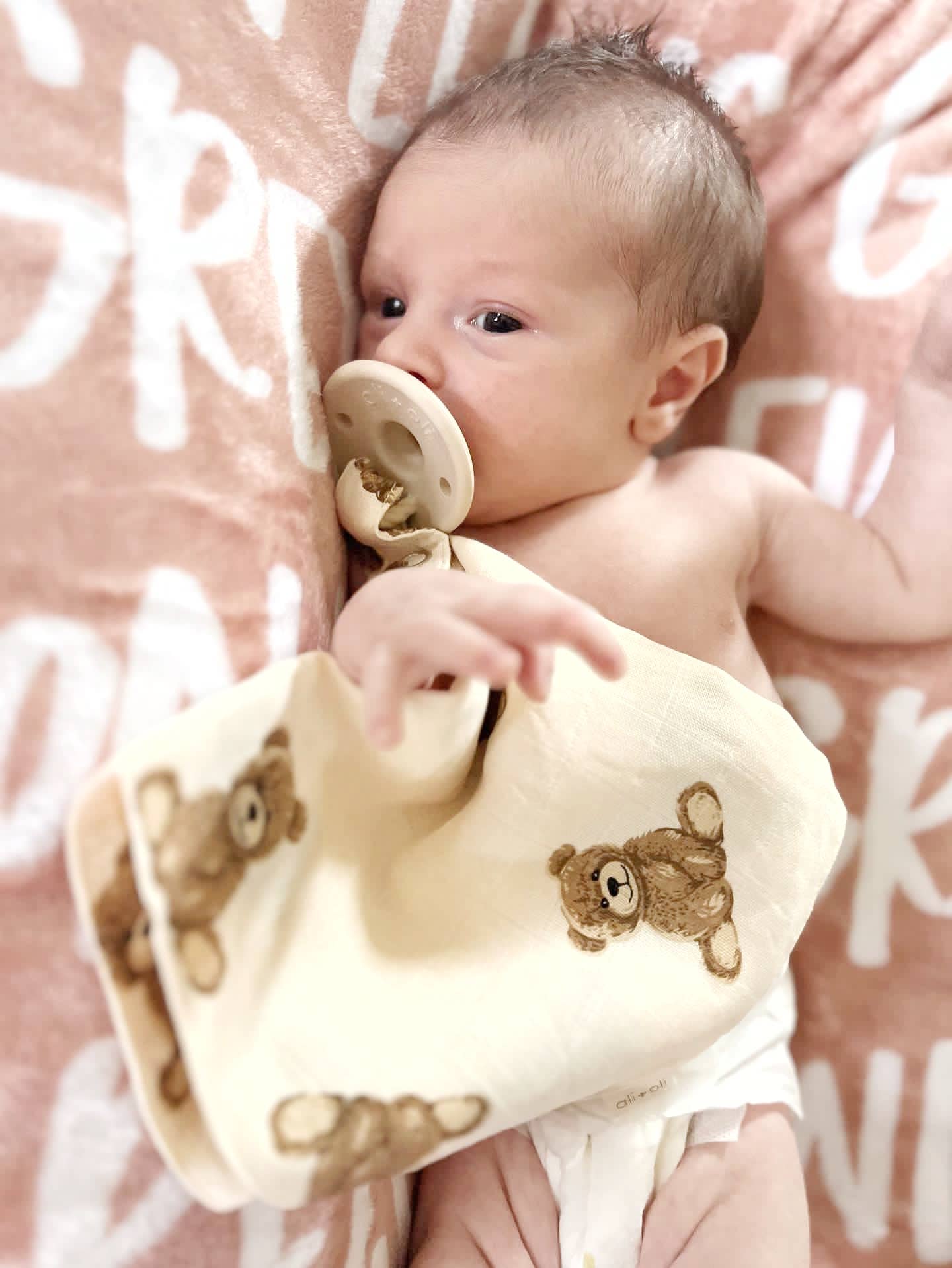 Ali+Oli - Pacifier Blanket Holder Bamboo Muslin (Teddy Bear)